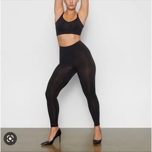 SKIMS SCULPTED LEGGINGS | ONYX - never worn, tried them on & they don’t fit.